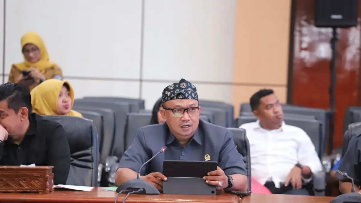 BERI PANDANGAN: Sekretaris Fraksi PKB DPRD Bontang Bonnie Sukardi membacakan pandangan fraksinya terkait usulan raperda penyertaan modal dari Pemkot Bontang ke PT BME. ADIEL KUNDHARA/KP