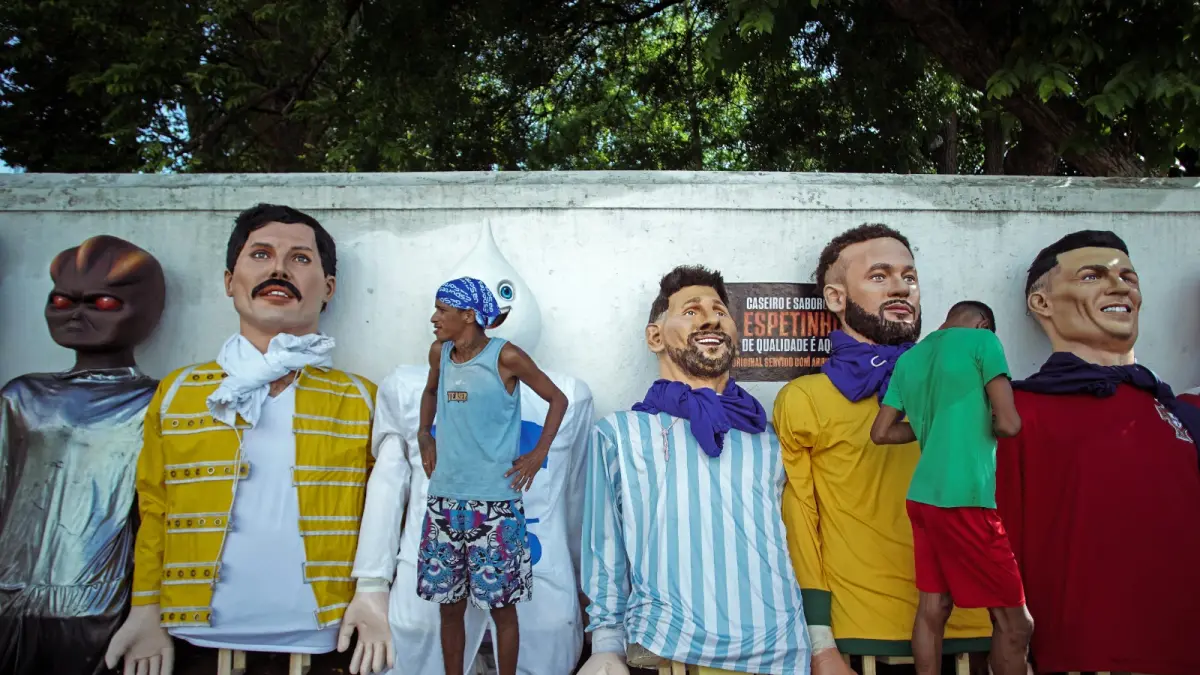 boneka raksasa Cristiano Ronaldo, Neymar Jr, dan Lionel Messi, bersanding dengan Freddie Mercury serta alien dalam perayaan karnaval di Olinda, negara bagian Pernambuco, Brasil, pada 16 Februari 2026. (DIEGO NIGRO/AFP)