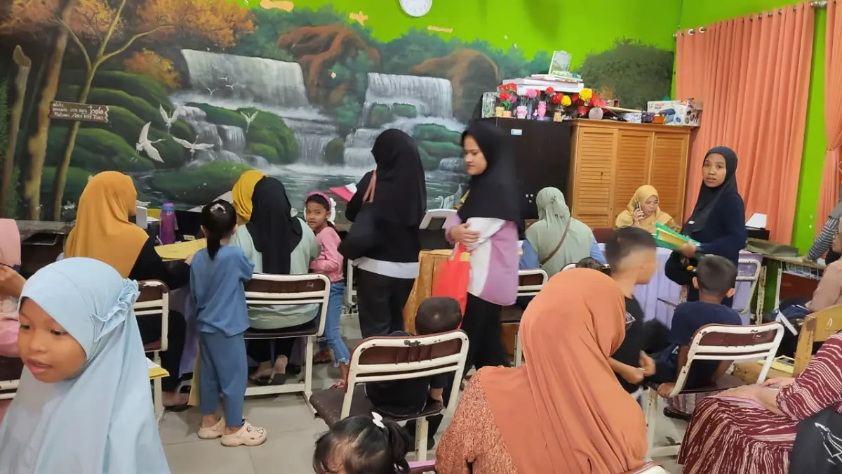 DATANGI SEKOLAH: Sejumlah orangtua mendaftarkan buah hatinya pada SPMB di SD 004 Bontang Utara. (ADIEL KUNDHARA/KP)