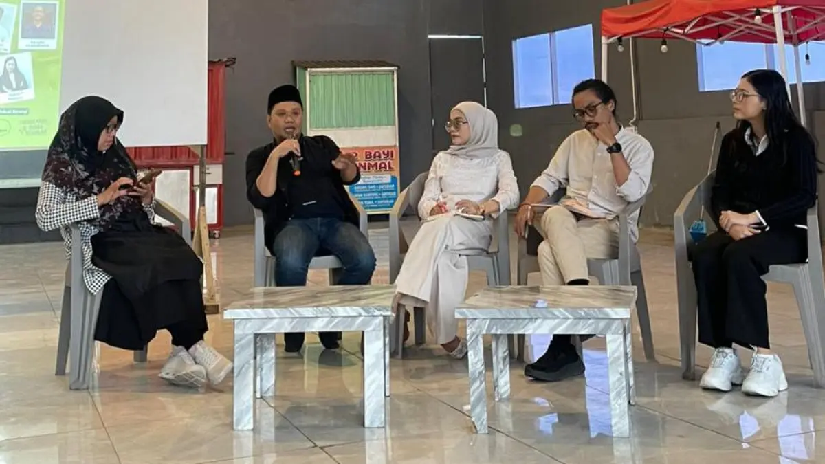 DISKUSI: Direktur WALHI Kaltim Fathur Roziqin (dua kiri) saat mengisi materi dalam diskusi publik yang digelar PUSAKA.