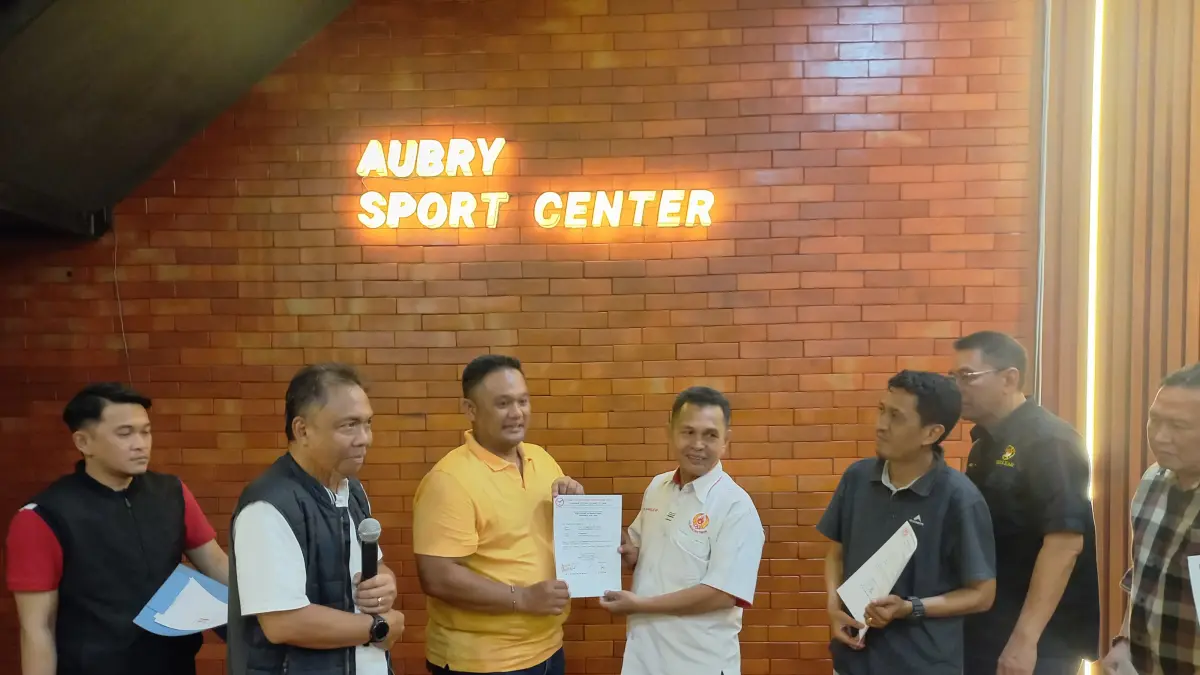 DUKUNGAN: Ada 55 pengurus provinsi cabang olahraga diklaim telah menyerahkan surat dukungan kepada Anderiy Syachrum untuk maju sebagai calon Ketua KONI Kaltim periode 2026–2030. (EKO PRALISTIO/KP)