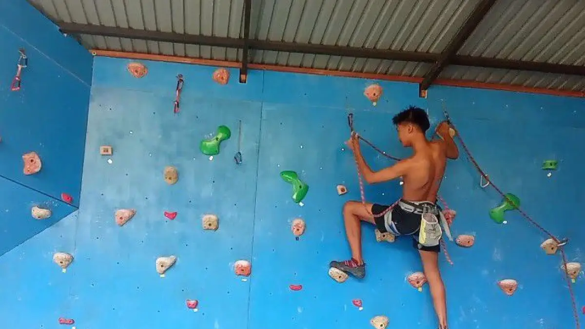 FASILITAS: Kondisi dinding panjat satu-satunya di PPU, hanya berupa boulder dari multiplek. 