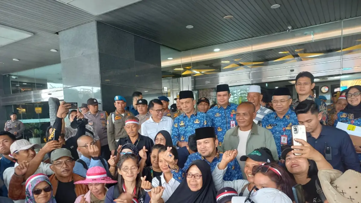 KAWAL JANJI REFORMA AGRARIA: Sejumlah massa aksi "Ketuk Pintu Gubernur" berswafoto bersama Gubernur Kaltim Rudy Mas