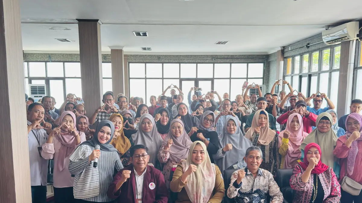 Kepala Seksi Pemerintahan Kecamatan Balikpapan Kota, Aji Syarifah Nur Alifah (duduk tengah) bersama Universitas Mulia Balikpapan dan puluhan Ketua RT mengikuti sosialisasi program RT Cerdas. (IST)

&nbsp;