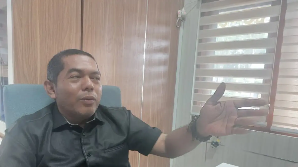 KLARIFIKASI: Wakil Ketua Fraksi PDIP DPRD Balikpapan Muhammad Najib saat memberikan klarifikasi terkait rapat paripurna yang sempat diwarnai interupsi dan miskomunikasi. (DINA ANGELINA/KP)
