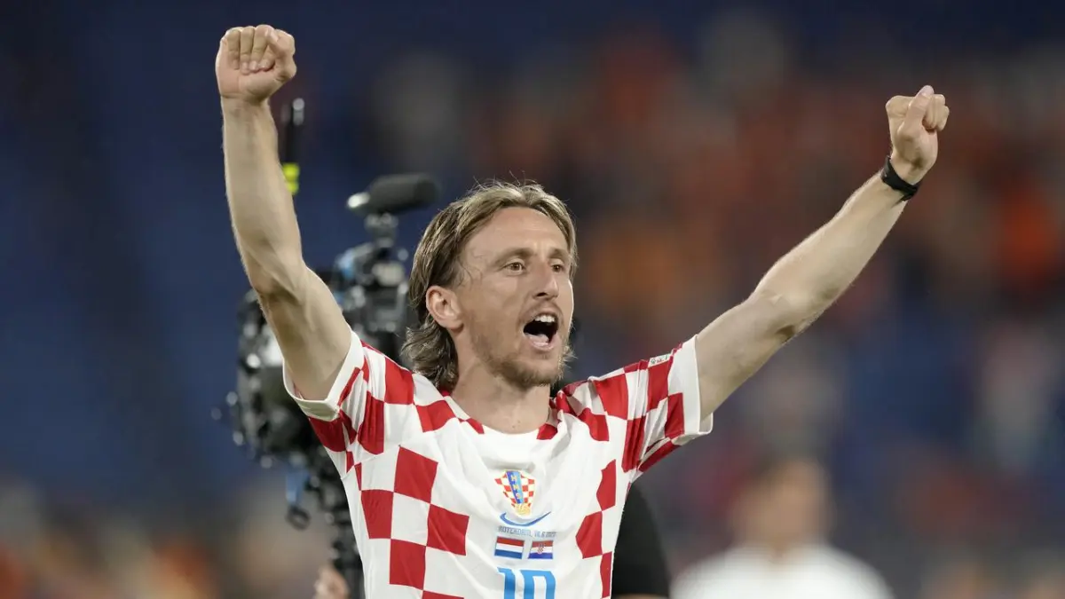 Luka Modric merayakan gol yang dicetaknya saat Kroasia menghadapi Belanda pada laga semifinal UEFA Nations League 2022/2023, Kamis (15/6/2023). (AP Photo/Peter Dejong)