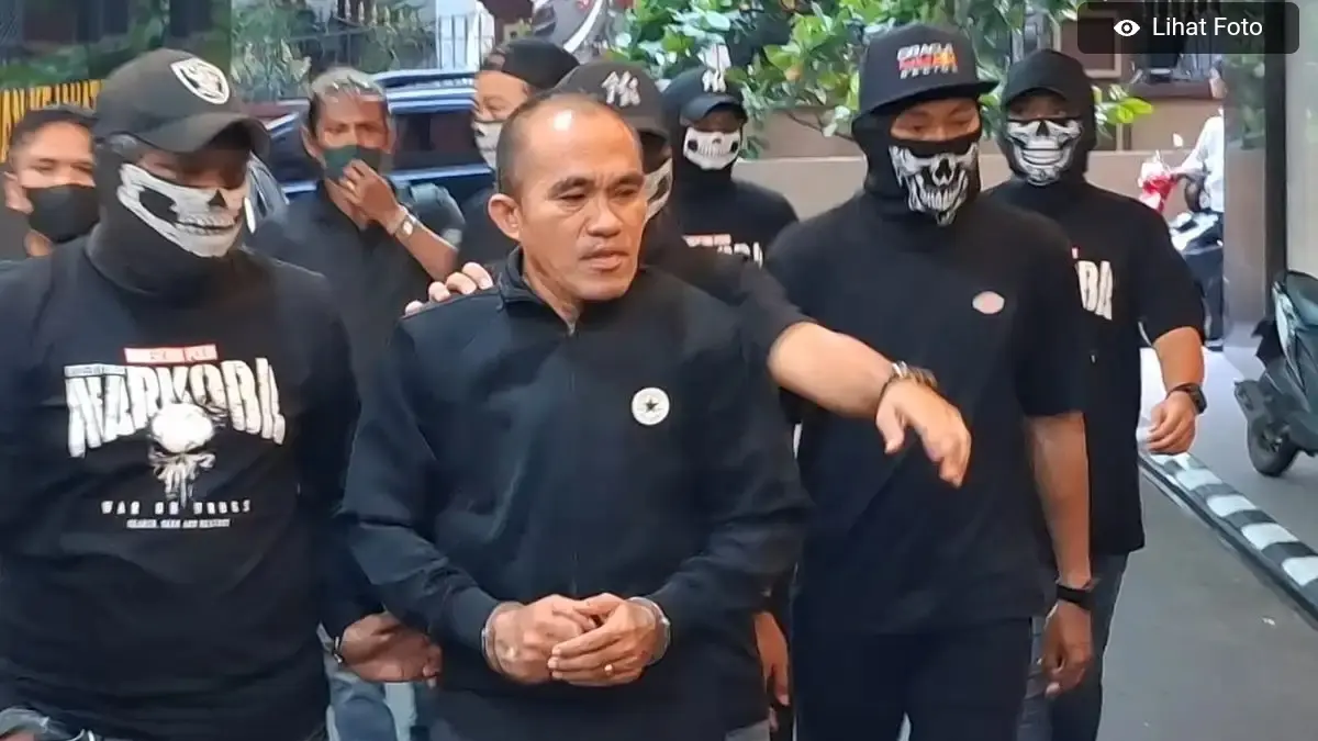 Mantan Kasat Narkoba Polres Kutai Barat, AKP Deky Jonathan Sasiang saat tiba di Jakarta. (FOTO: IST)
