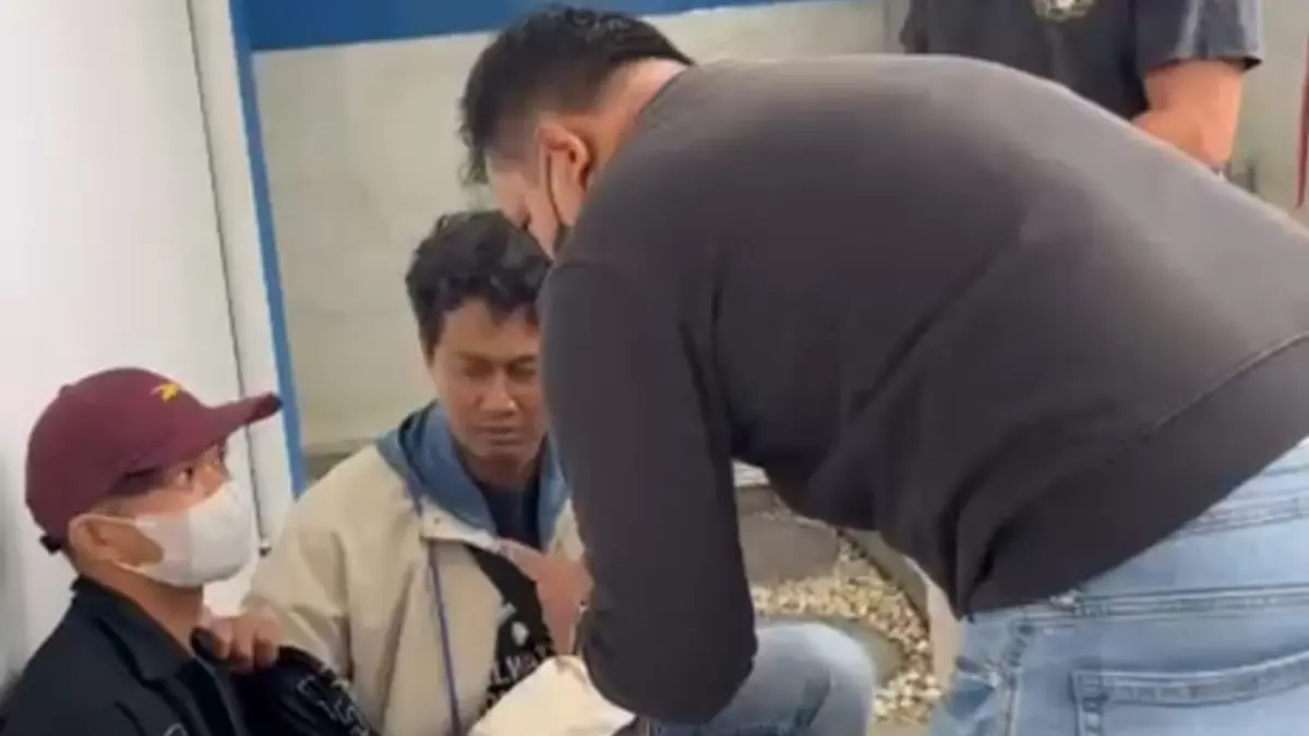 MENYESAL. Tersangka penersetubuhan SMS (23) saat diturunkan dari kapal penumpang saat hendak menyeberang ke Sulawesi.
