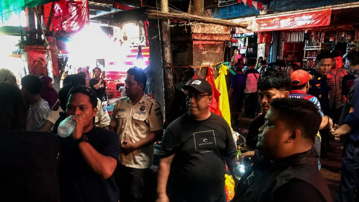 PERIKSA: Fahrizal (tengah berkacamata) mengecek kondisi kebakaran ringan di ruko penjual sayur Pasar Segiri Samarinda, Senin (18/5). (IST)