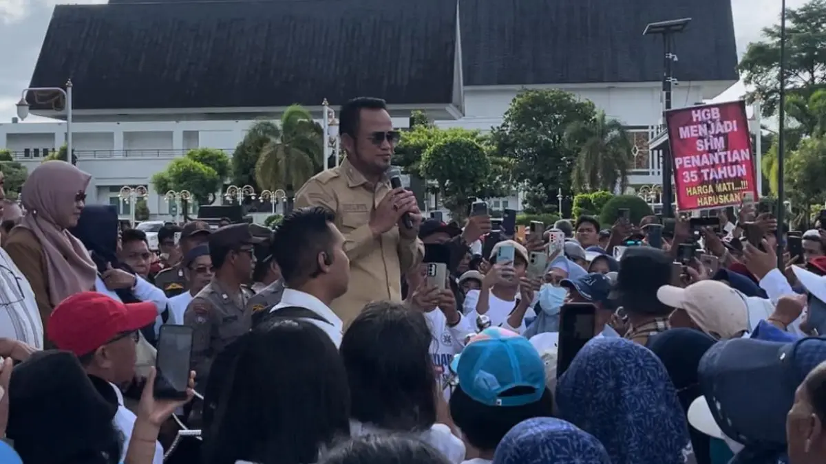 Ratusan warga Perumahan Korpri yang terletak di kawasan Keluarahan Loa Bakung, Kecamatan Sungai Kunjang, menggelar aksi damai di depan Kantor Gubernur Kaltim, Senin (18/5/2026). (FOTO/ISTIMEWA)