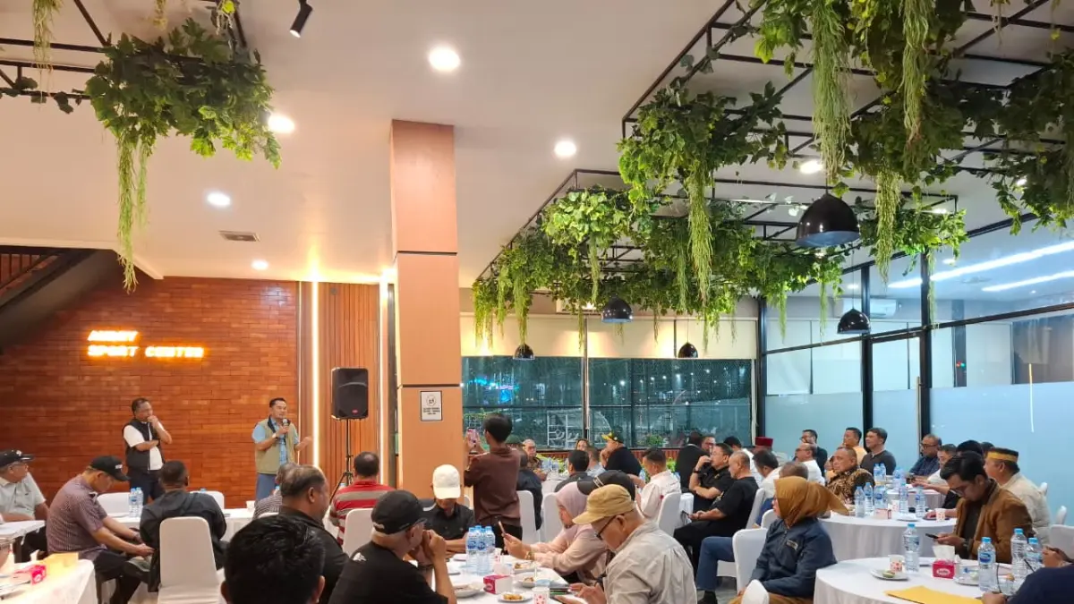SAMPAIKAN: Sebanyak 55 pengurus provinsi cabang olahraga di Kaltim bersilaturahmi di Klinik Kopi X Aubry sekaligus menyampaikan surat dukungan terhadap Anderiy Syachrum untuk maju sebagai Ketua KONI periode Kaltim 2026-2030. (EKO PRALISTIO/KP)
