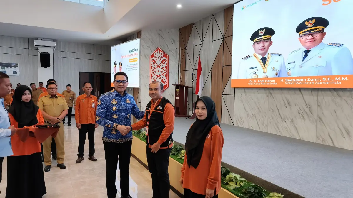 SENSUS EKONOMI: Wali Kota Samarinda Andi Harun menyerahkan atribut kepada petugas saat pembukaan Pencanangan Sensus Ekonomi 2026 &nbsp;Samarinda di Ruang Arutala Ballroom Bapperida, Selasa (19/5).