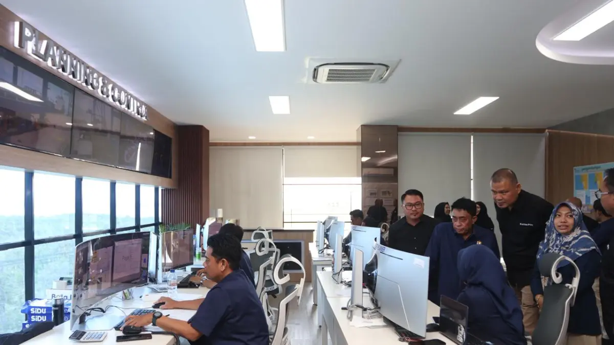 SILATURAHMI: Manajemen Kaltim Post Group yang dipimpin Direktur Erwin Dede Nugroho melakukan kunjungan ke PT Kaltim Kariangau Terminal, Selasa (19/5). Rombongan diterima oleh Direktur Operasi dan Teknik KKT Sulaeman Hattase bersama jajarannya. ANGGI/KP