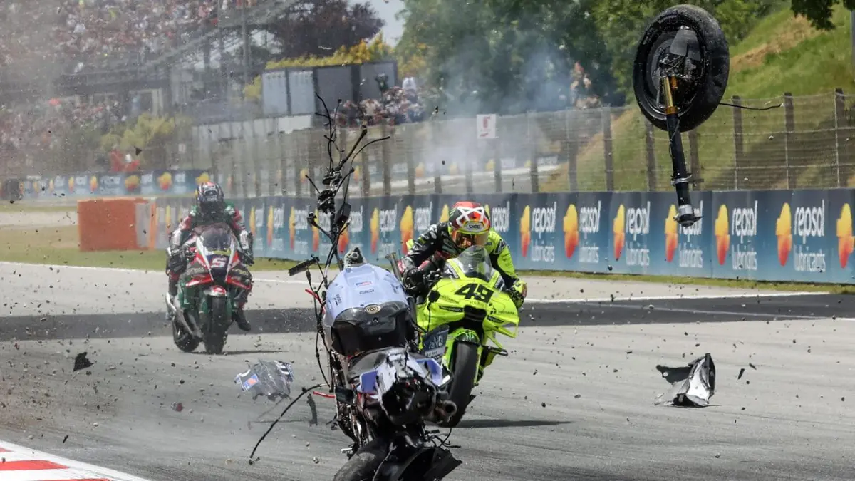 Suasana balapan MotoGP Catalunya 2026 di Sirkuit Catalunya, Spanyol, yang berlangsung dramatis dan diwarnai sejumlah insiden kecelakaan pembalap. (AFP/Daniel Ballarin)