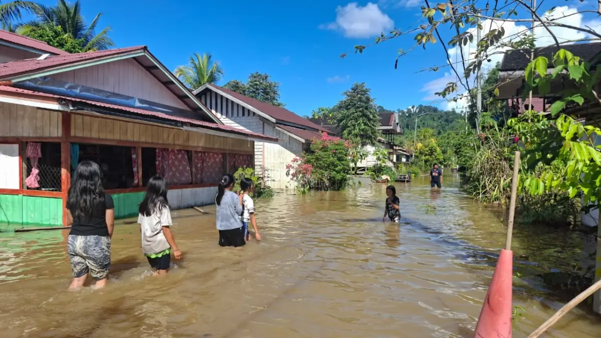 TERENDAM: Jalanan di sejumlah kampung pinggir sungai mulai tergenang air semenjak sungai Mahakam naik, salah satunya di Kampung Long Melaham, Selasa (19/5). (IST)