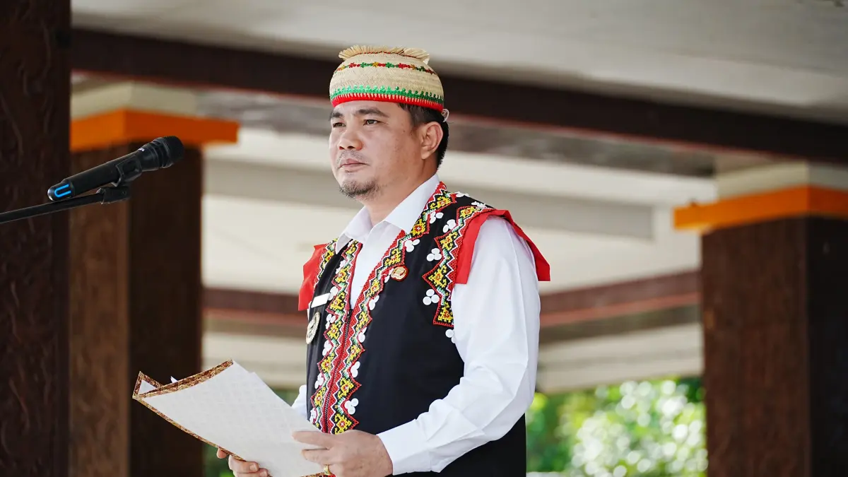 BERI ARAHAN: Wakil Bupati Suhuk saat memimpin upacara Hari Kebangkitan Nasional di Lapangan Ujoh Bilang, Rabu (20/5). (JODY KRISTIANTO/KP)