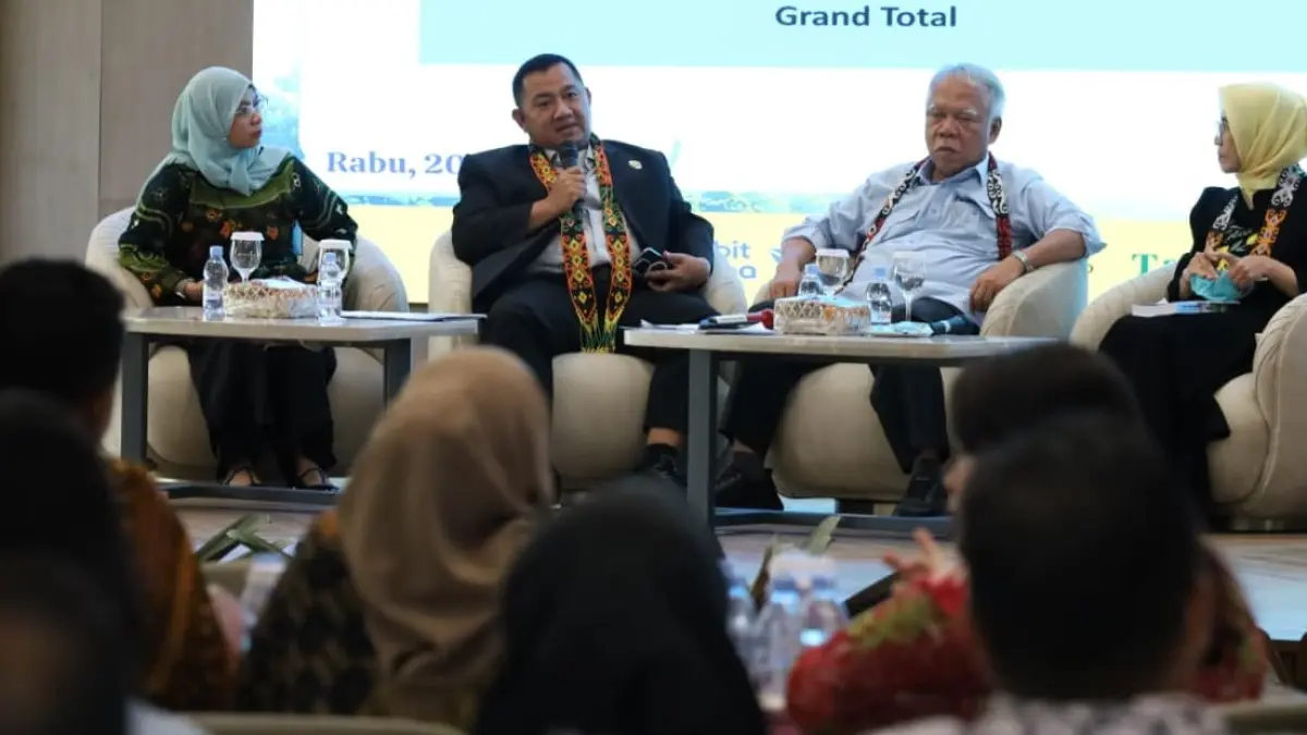 Bupati PPU Mudyat Noor (dua kiri).