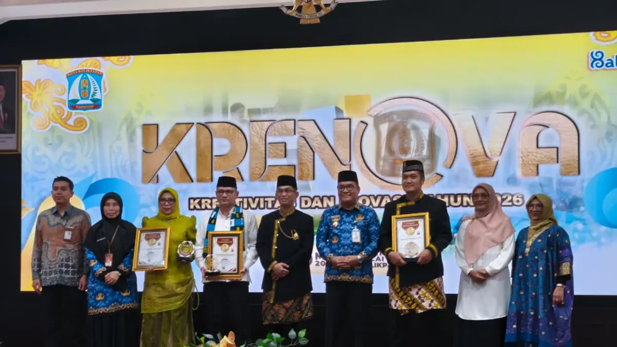 Camat Balikpapan Kota Rosin Suparlan (tiga kanan) menerima penghargaan sebagai juara dua di ajang Krenova tahun 2026. (IST)

&nbsp;