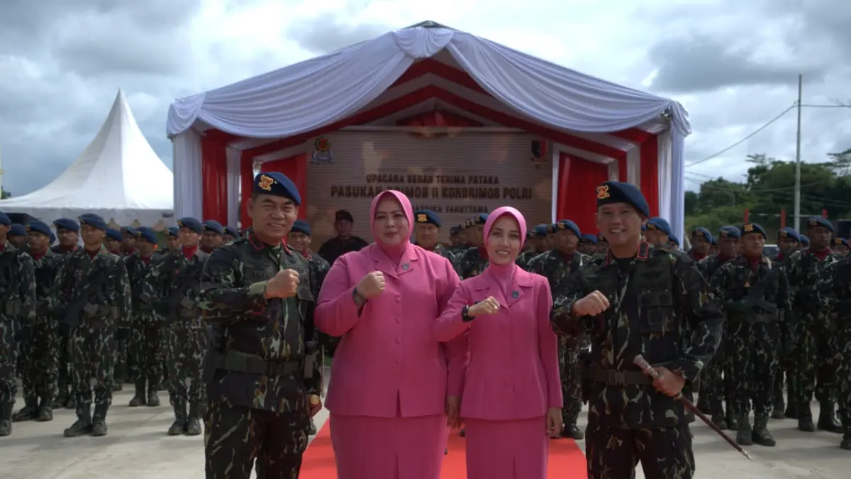DANPAS BRIMOB. Pejabat lama Danpas Brimob II, Brigjen Pol Arif Budiman (kiri) bersama Kombes Heru Novianto saat pisah sambut serta serah terima pataka.