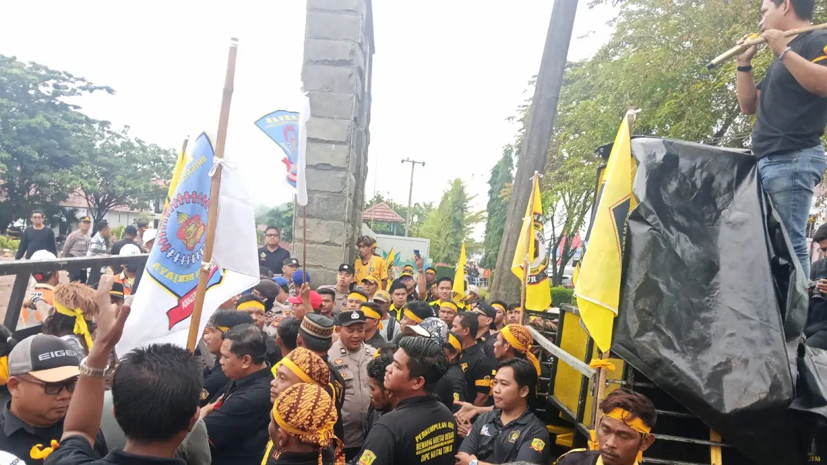 DEMO DAMAI: Massa Remaong Koetai Berjaya (RKB) Kutai Timur menyampaikan aspirasi di depan Mess PT Pamapersada Nusantara (PAMA) Site KPCS, Rabu (20/5).