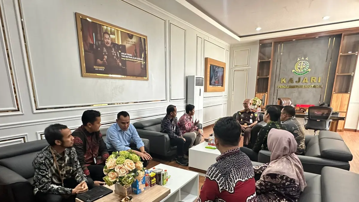 SINERGI: Suasana audiensi PLN UPP KLT 1 bersama PLN UP3 Balikpapan dan PLN UP3 Nusantara dengan Kejaksaan Negeri Penajam Paser Utara (PPU) dalam rangka memperkuat koordinasi pelaksanaan program kelistrikan yang tertib dan sesuai koridor hukum di Kantor Kejari PPU, Selasa (19/5).