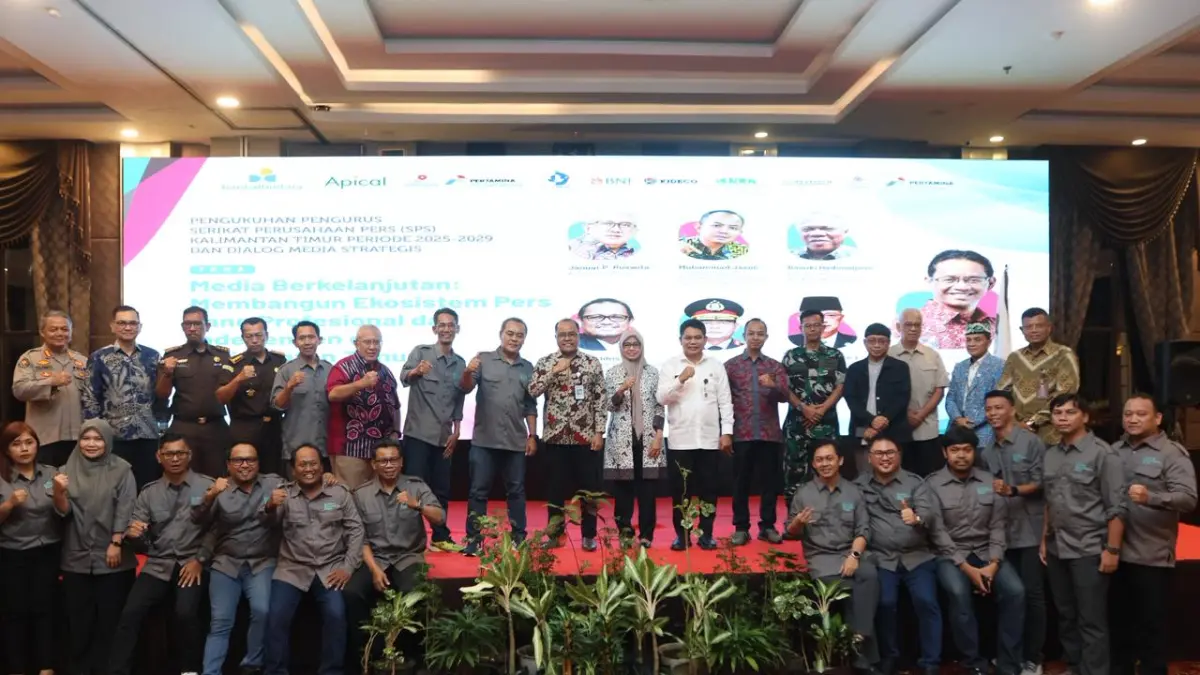 Jajaran pengurus SPS Kaltim periode 2025-2029 berfoto bersama usai resmi dikukuhkan di Ballroom Hotel Grand Tjokro Balikpapan, Rabu (20/5).