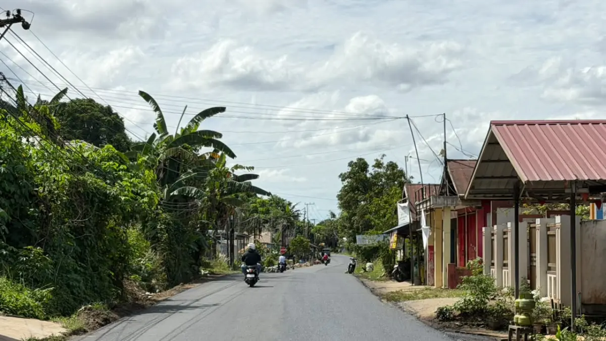 Jalan nasional koridor Loa Janan–Tenggarong–Kotabangun, Kutai Kartanegara. Proyek yang digarap  PPK 1.5 BBPJN Kaltim ini difokuskan untuk memperbaiki keretakan dan alur bekas roda akibat beban berat kendaraan logistik.