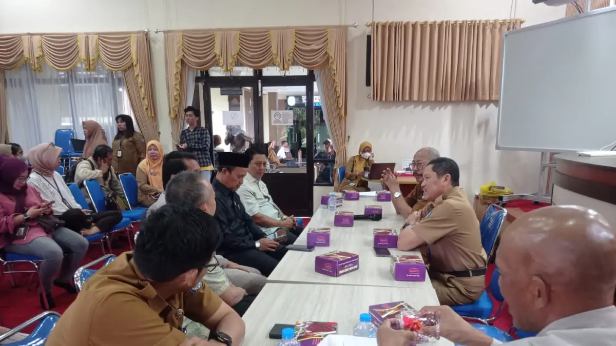 Komisi A DPRD Bontang berdiskusi dengan Disdikbud terkait fasilitas dan penanganan anak autis di Autis Center. (FOTO: ADIEL KUNDHARA/KP)