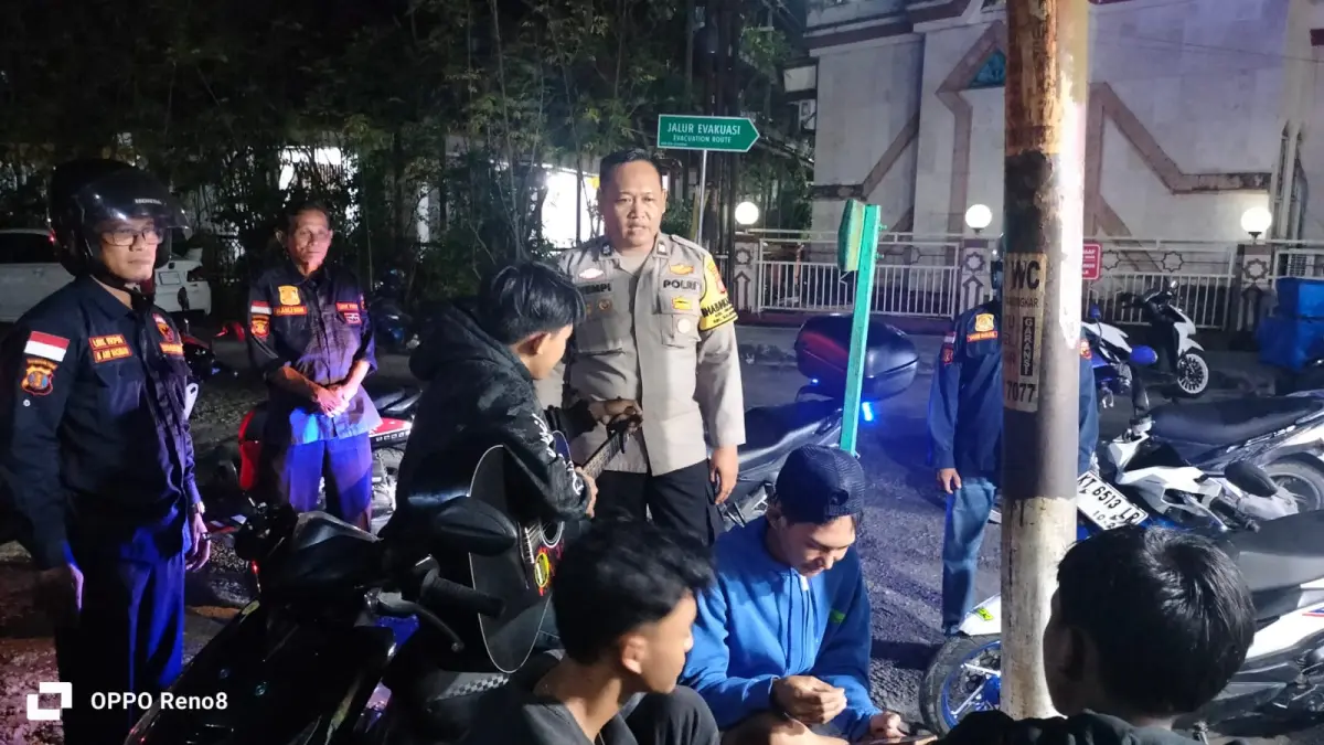 Lurah Graha Indah Arif Rachman (ujung kiri) bersama Bhabinkamtibmas Aiptu A Wempi Antariksa dan FKPM Graha Indah menyambangi sekumpulan pemuda yang sedang nongkrong. (IST)