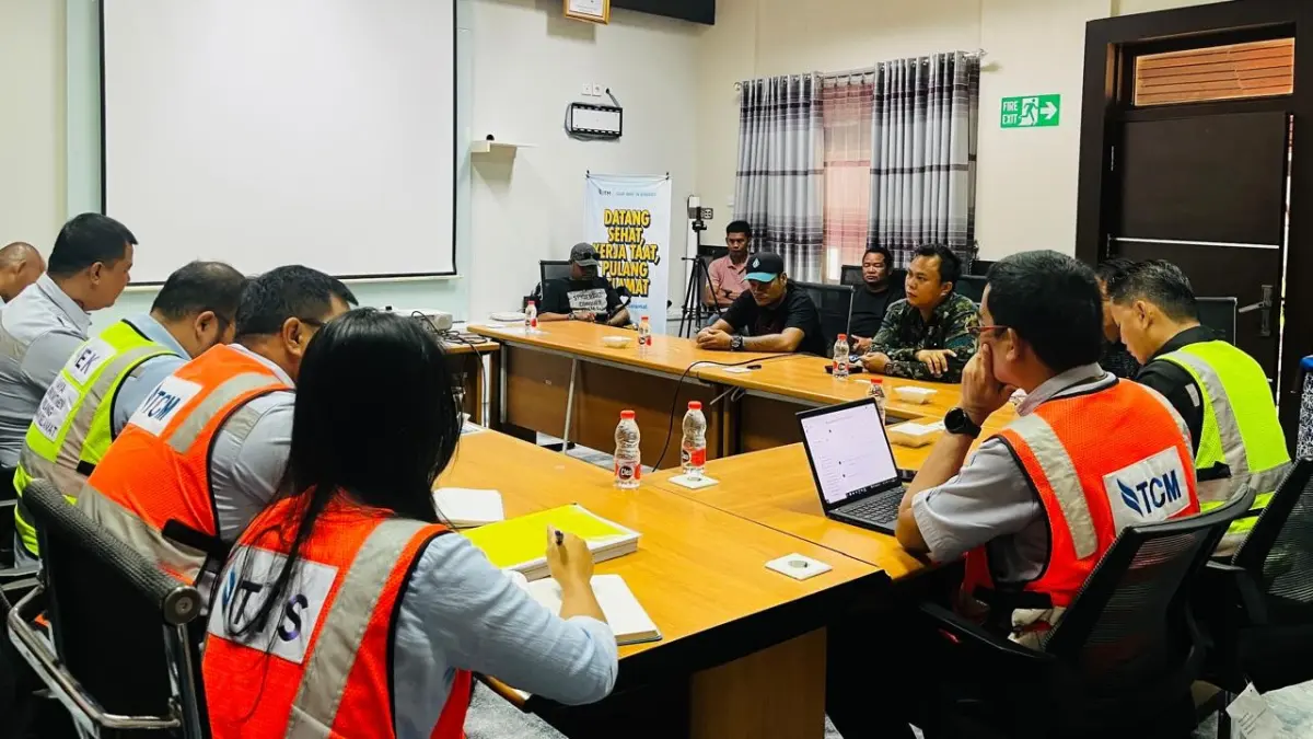 MEDIASI: Mediasi sengketa lahan antara PT TIS dan Budi Cs di Office Muara Bunyut Kubar. (SUNARDI/KP)