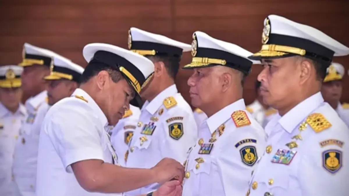 Muhammad Ali melantik dan mengambil sumpah jabatan sejumlah pejabat utama di lingkungan Markas Besar Angkatan Laut (Mabesal) dalam upacara serah terima jabatan di Cilangkap, Jakarta Timur, Senin (18/5/2026). (Foto ist)
