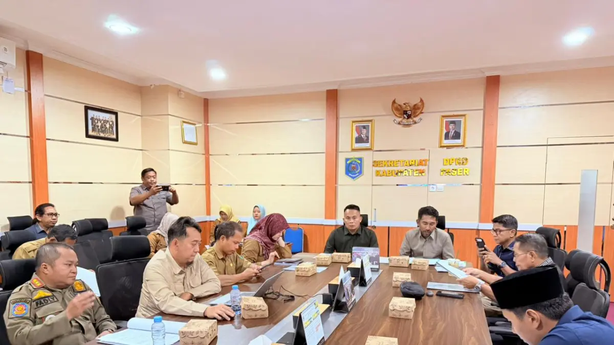 Pansus II DPRD Paser bersama perangkat daerah mematangkan pembahasan Raperda Pengendalian dan Pengawasan Minuman Beralkohol di Ruang Rapat DPRD Paser, Selasa (20/5/2026).