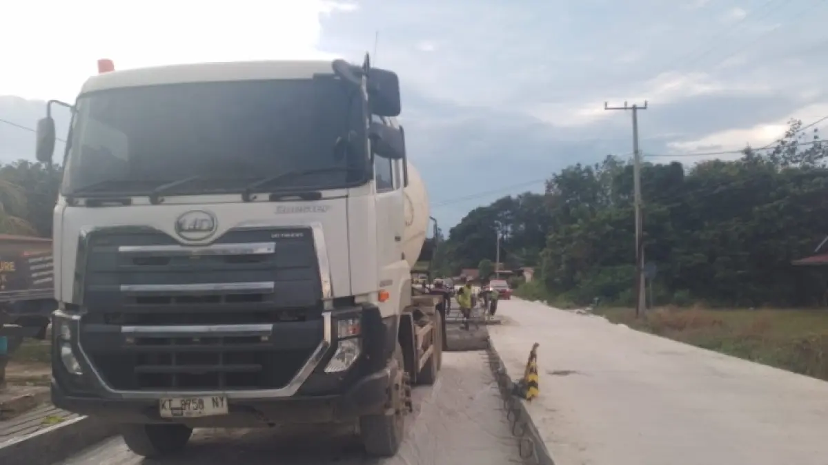 Pekerjaan preservasi jalan nasional di kawasan Kantor Universitas Terbuka Jengan Danum, Kutai Barat, yang kini telah mulus setelah dilakukan perkerasan rigid beton.