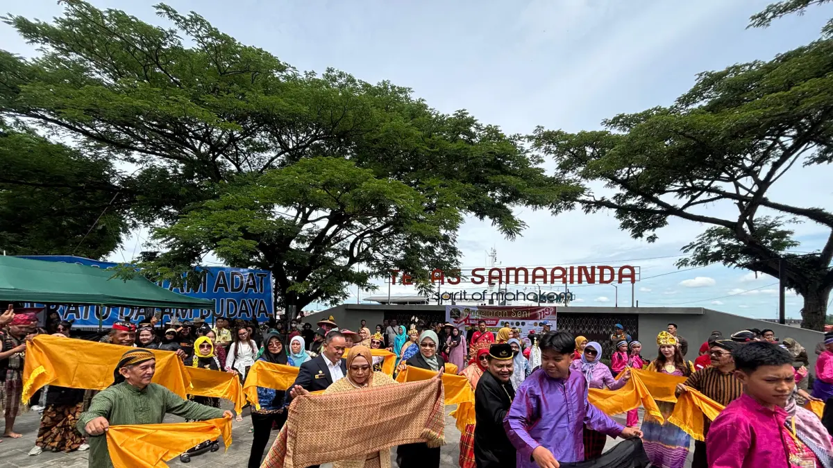 Pelataran Teras Samarinda di depan Kantor Gubernur Kalimantan Timur dipenuhi pertunjukan seni lintas budaya pada Rabu (20/5/2026). (FOTO/EKO PRALISTIO)