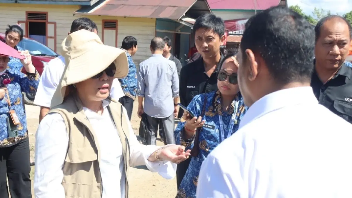 PEMANTAUAN: Plh. Sekretaris Daerah Kubar, Yuli Permata Mora saat meninjau dan memantau banjir di Kecamatan Tering. (IST)