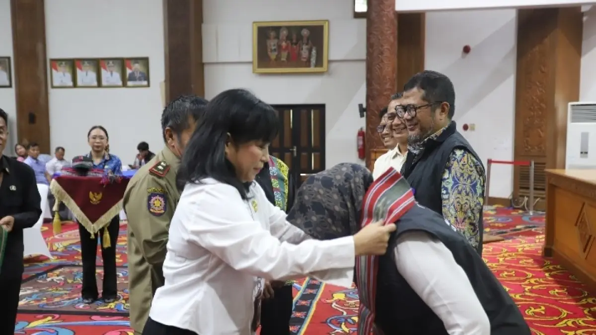 Pengalungan cinderamata narasumber forum jasa konstruksi. (IST)

&nbsp;