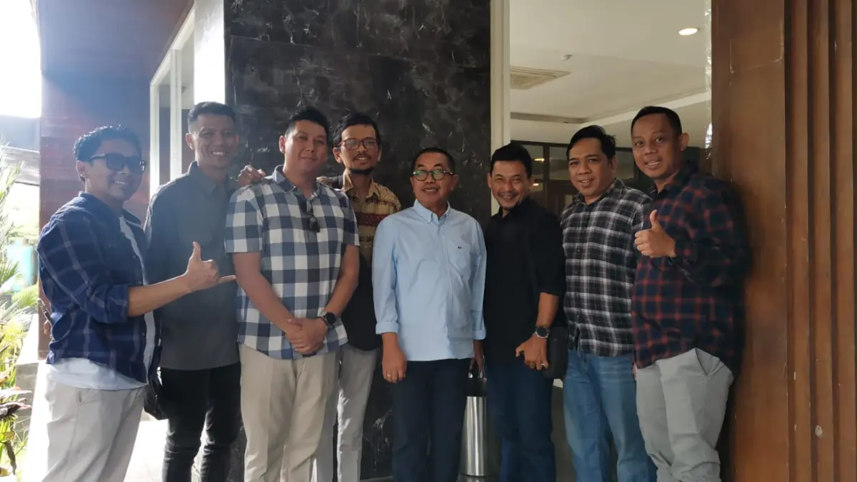 Penulis berfoto bersama generasi muda Kaltim Post Group yang tampil energik usai pelantikan pengurus SPS Kaltim masa bakti 2025-2029 di Ballroom Hotel Grand Tjokro Balikpapan, Rabu (20/5). 