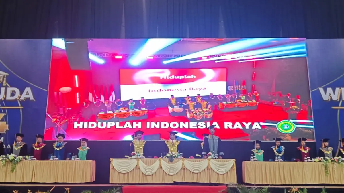 PERAYAAN : Lagu kebangsaan Indonesia raya berkumandang di prosesi perayaan wisuda UWGM Samarinda yang berlangsung di gedung conventions Hall, Kadrie Oening Sempaja, Jalan M Yamin, Rabu (20/5) pagi.