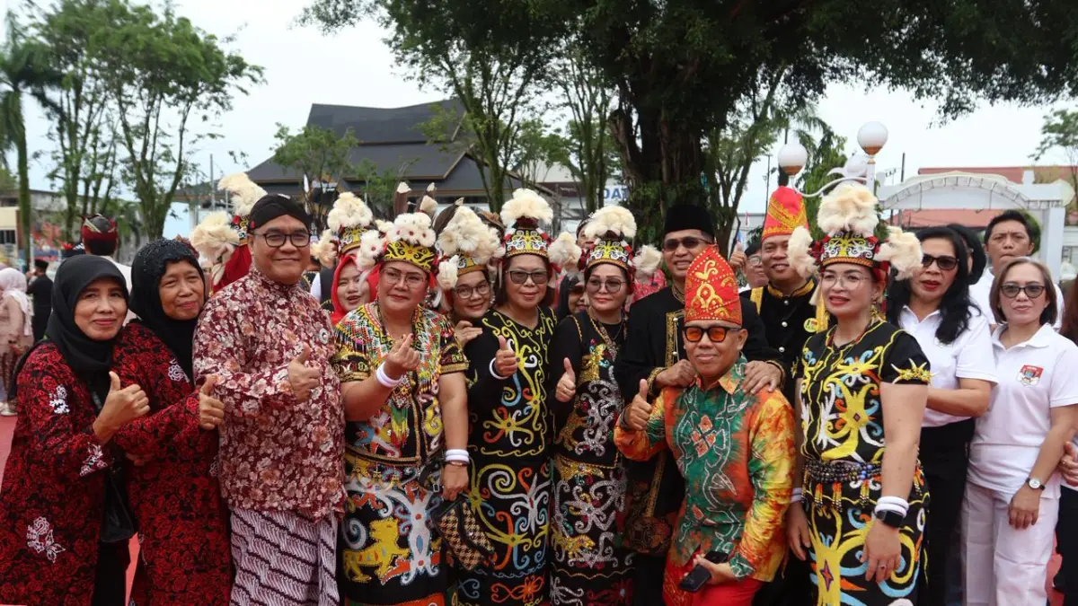 Peserta upacara mengenakan pakaian adat Nusantara saat mengikuti peringatan Hari Kebangkitan Nasional ke-118 di Balai Kota Balikpapan, Rabu (20/5). (ANGGI PRADITHA/KP)