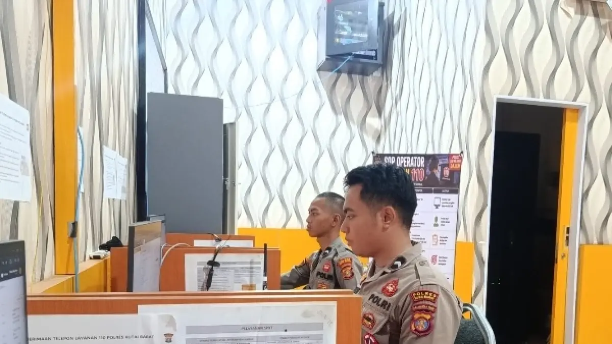 SIAGA TANPA SEKAT: Petugas operator saat bersiaga mengawal ruang kendali komando layanan Call Center 110 di Polres Kutai Barat.