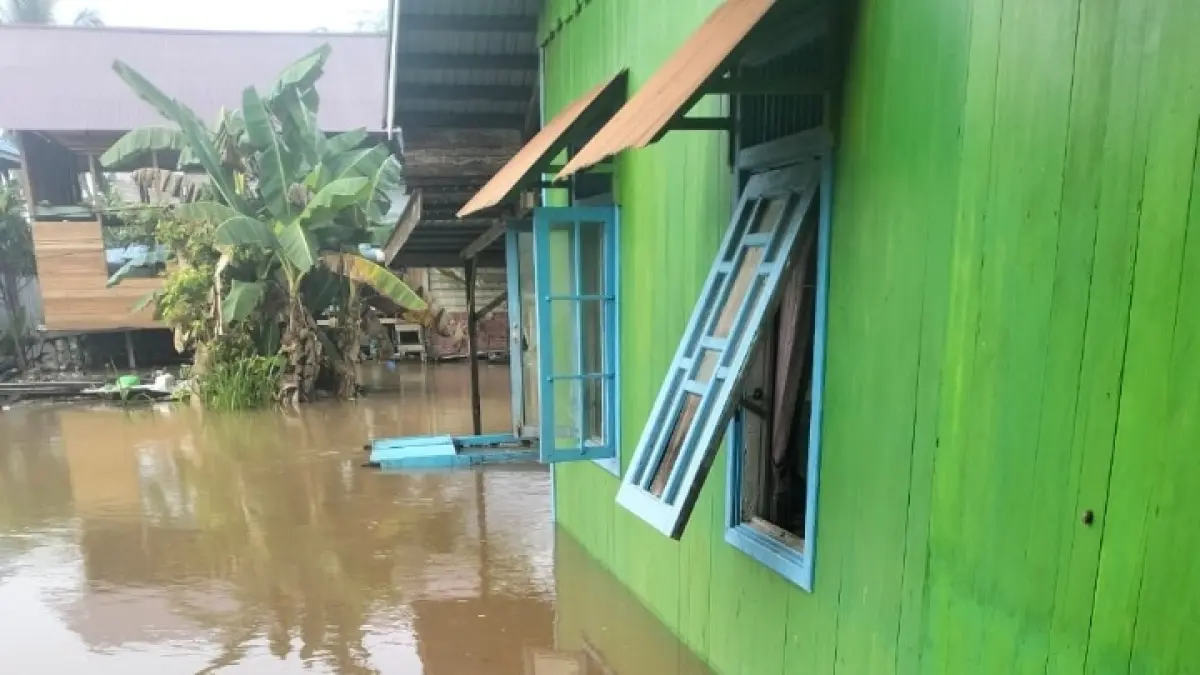 TERENDAM: Debit air Sungai Mahakam naik dan merendam sejumlah rumah dan fasilitas umum di kampung di Kecamatan Tering.&nbsp;