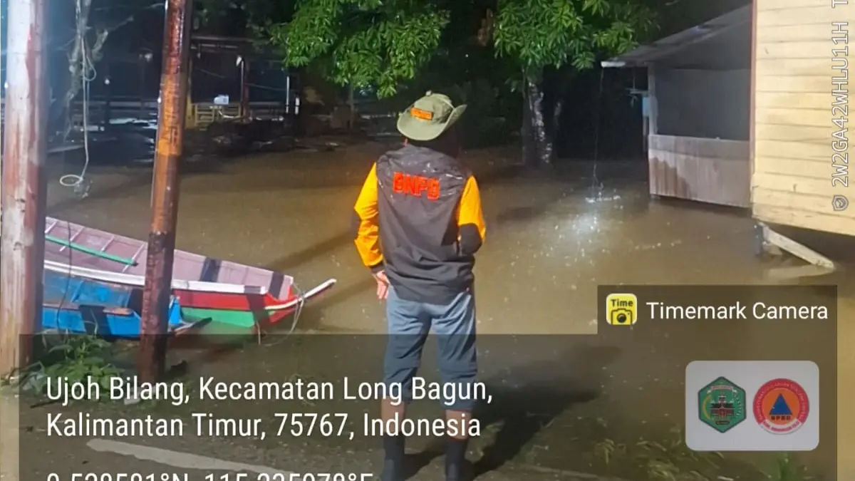 TERUS DIPANTAU: Tim BPBD Mahulu terus melakukan pemantauan muka air Mahakam pada Selasa (19/5) malam. IST