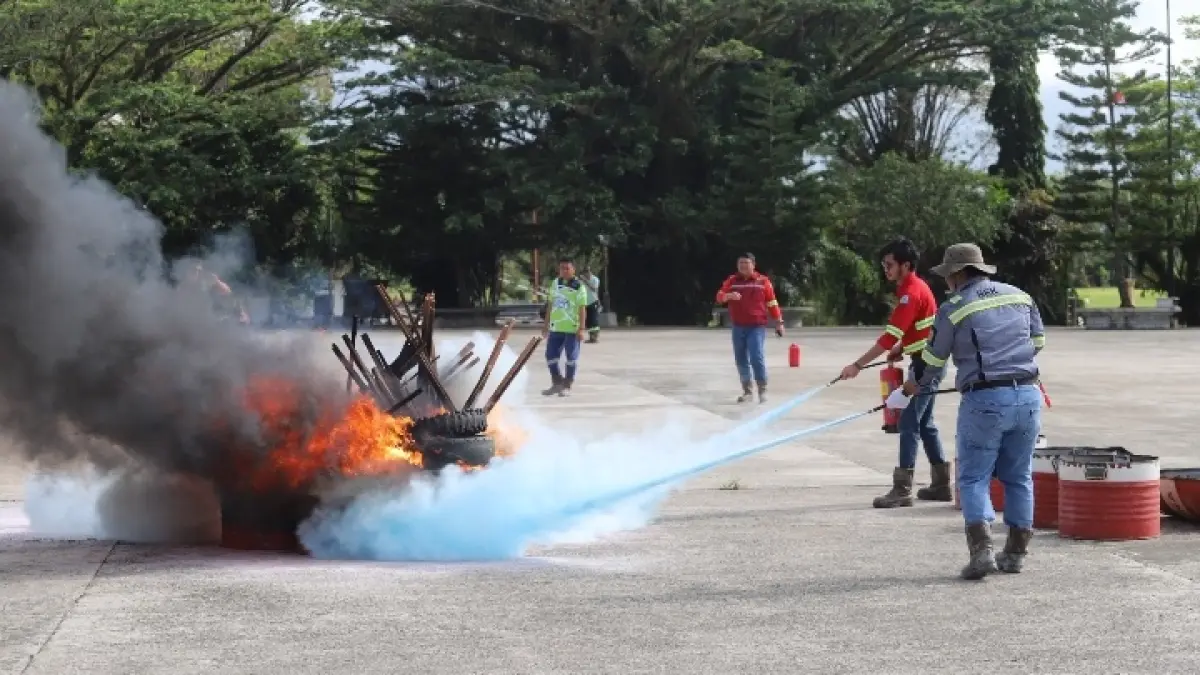 UJI KESIAPAN PERSONEL: Tim teknis lapangan saat memperagakan simulasi penanggulangan kebocoran zat kimia berbahaya pada agenda Geladi Kedaruratan B3 Skala Kabupaten di Alun-Alun Itho, Sendawar. Kegiatan ini ditujukan untuk menguji keandalan alat utama sistem keselamatan di wilayah operasional Kutai Barat. (FOTO:  DISKOMINFO KUBAR)