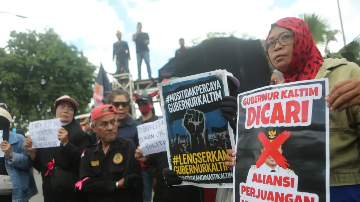 PROTES PEMANGKASAN HAK: Kelompok penyandang disabilitas saat menyuarakan aspirasi dalam "Aksi 215" di depan Kantor Gubernur Kalimantan Timur, Jalan Gajah Mada, Samarinda, Kamis, 21 Mei 2026. Aliansi memprotes merosotnya kuota penerima bansos disabilitas dari 6.000 orang menjadi hanya 500 orang pada tahun ini. (FOTO: RAMA SITOHANG/KALTIM POST)