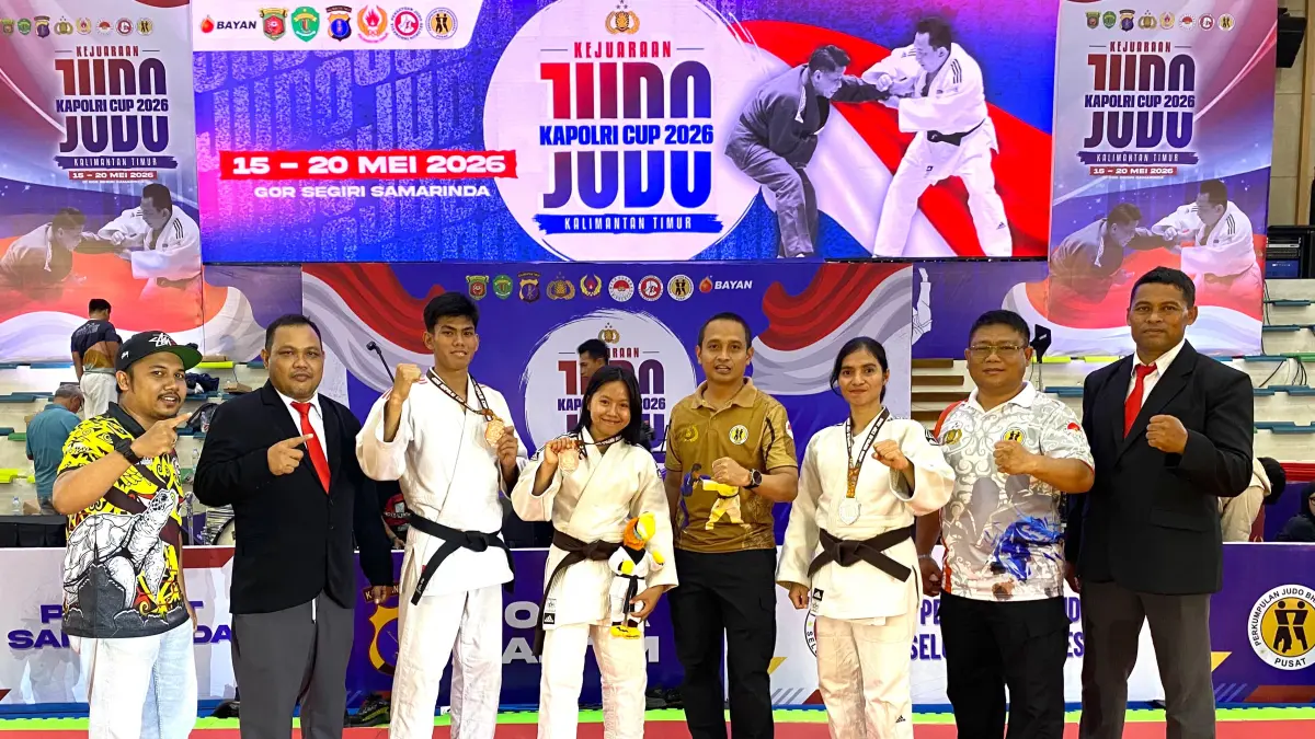 Atlet judo Kabupaten Berau menunjukkan medali yang diraih pada ajang Kejurnas Kapolri Cup di Samarinda, Selasa (19/5). Novi Dominik menyumbang medali perak untuk kontingen Kalimantan Timur. (ARTA KUSUMA YUNANDA/BERAU POST)