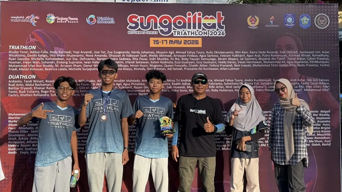 Atlet Triathlon Berau berpose di podium usai meraih medali pada Kejurnas Triathlon Seri 1 di Sungailiat, Bangka Belitung, 15–17 Mei 2026. Empat atlet mewakili Kaltim dan dua di antaranya sukses membawa pulang medali. (ARTA KUSUMA YUNANDA/BERAU POST)