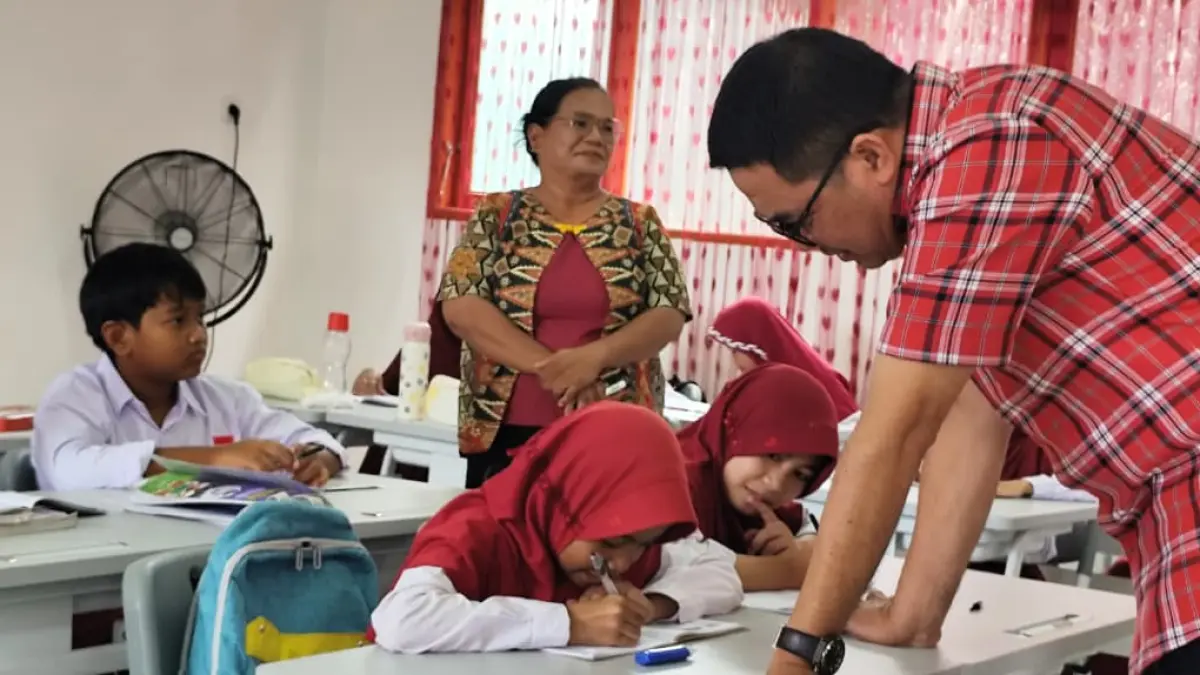 BERBINCANG: Andi Harun berbincang dengan siswa SD di tengah tinjauan lapangan di SD 012 Samarinda Seberang, Kamis (21/5). (DENNY SAPUTRA/KP)