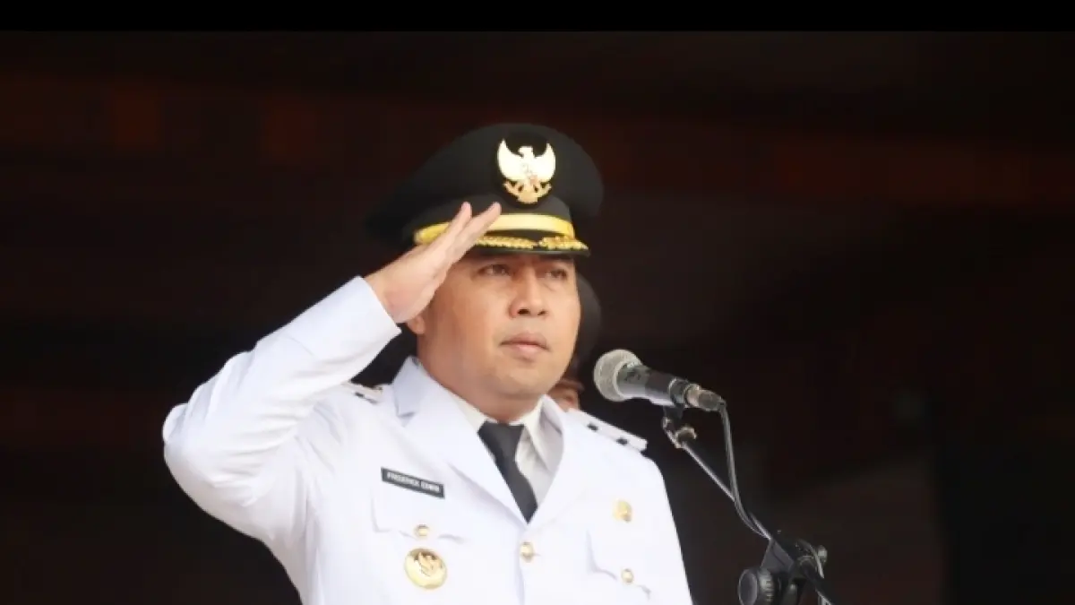 Bupati Kutai Barat Frederick Edwin menerima penyematan nama kehormatan dari masyarakat suku Dayak Bahau.