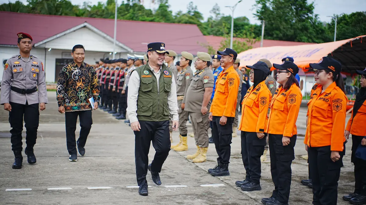 CEK SEGALANYA: Wakil Bupati Suhuk memeriksa pasukan apel siaga banjir di Lapangan Ujoh Bilang, Kamis (21/5). (JODY KRISTIANTO/KP)
