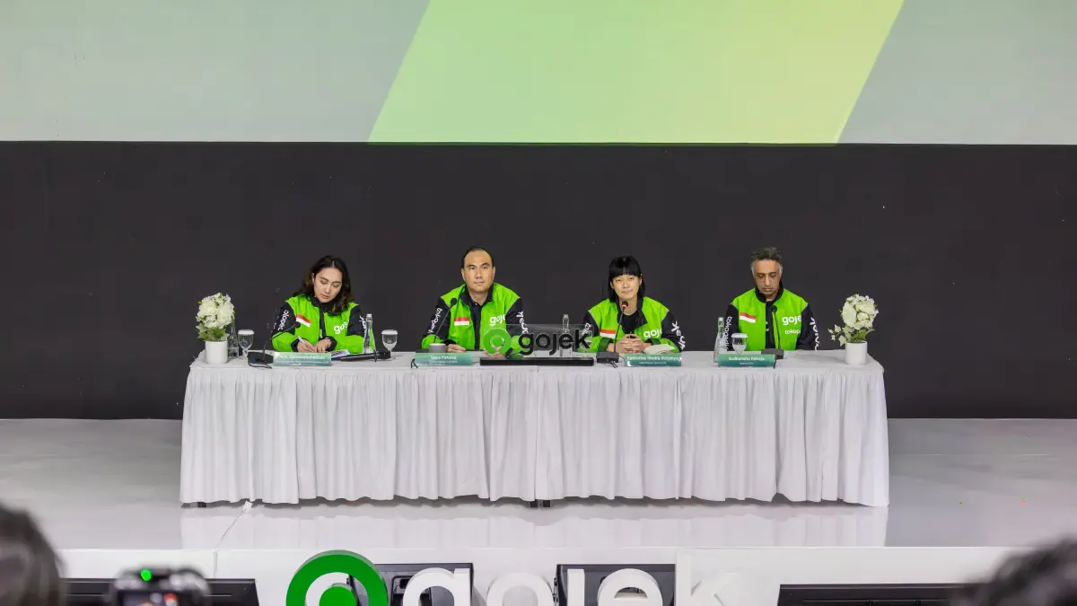 Gojek saat mengumumkan dukungan terkait kebijakan Presiden Republik Indonesia Prabowo Subianto yang mengatur 92% pendapatan untuk pengemudi transportasi online dan potongan komisi 8% untuk aplikator dalam konferensi pers, 19 Mei lalu. 
